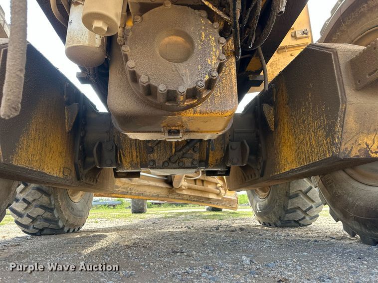 image for item DW8637 1998 John Deere 670C motor grader