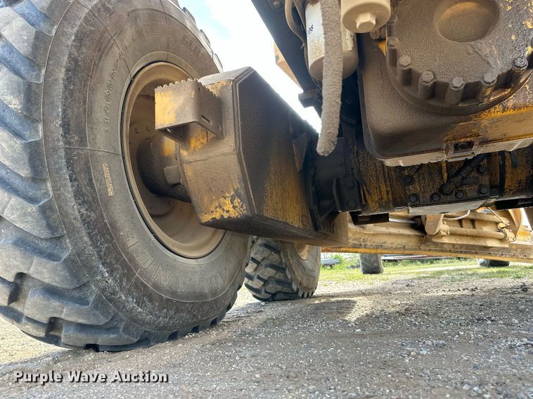 image for item DW8637 1998 John Deere 670C motor grader