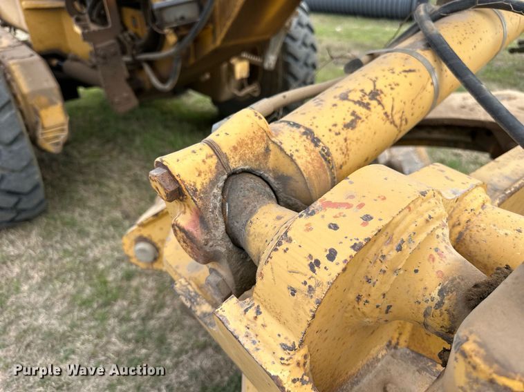 image for item DW8637 1998 John Deere 670C motor grader