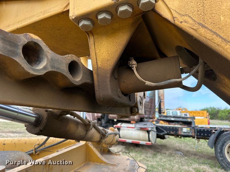 image for item DW8637 1998 John Deere 670C motor grader