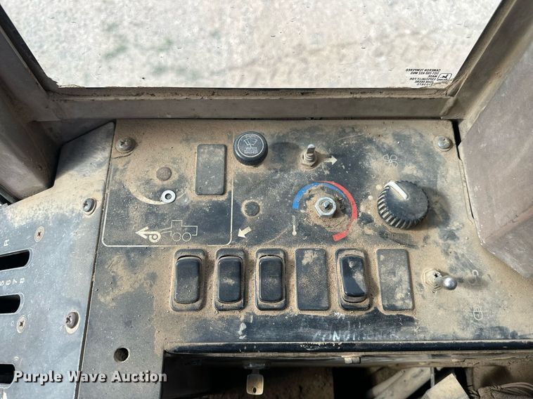 image for item DW8637 1998 John Deere 670C motor grader