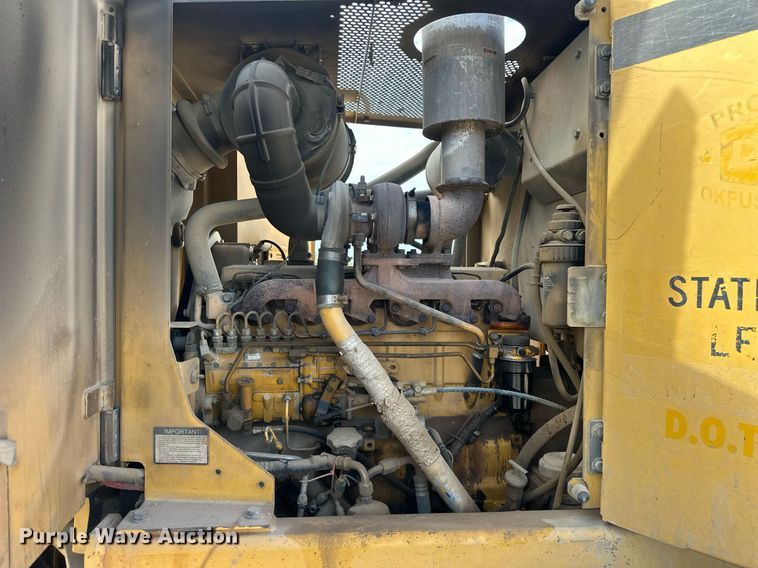 image for item DW8637 1998 John Deere 670C motor grader