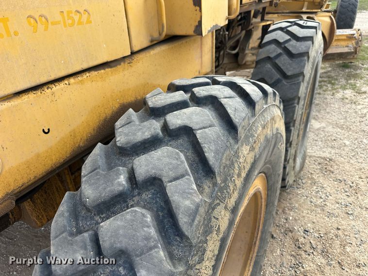 image for item DW8637 1998 John Deere 670C motor grader