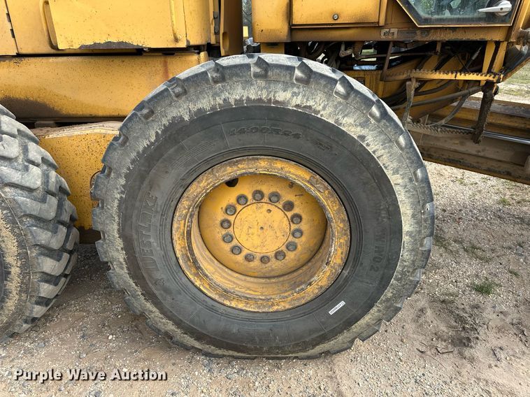 image for item DW8637 1998 John Deere 670C motor grader