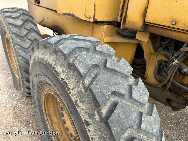 image for item DW8637 1998 John Deere 670C motor grader