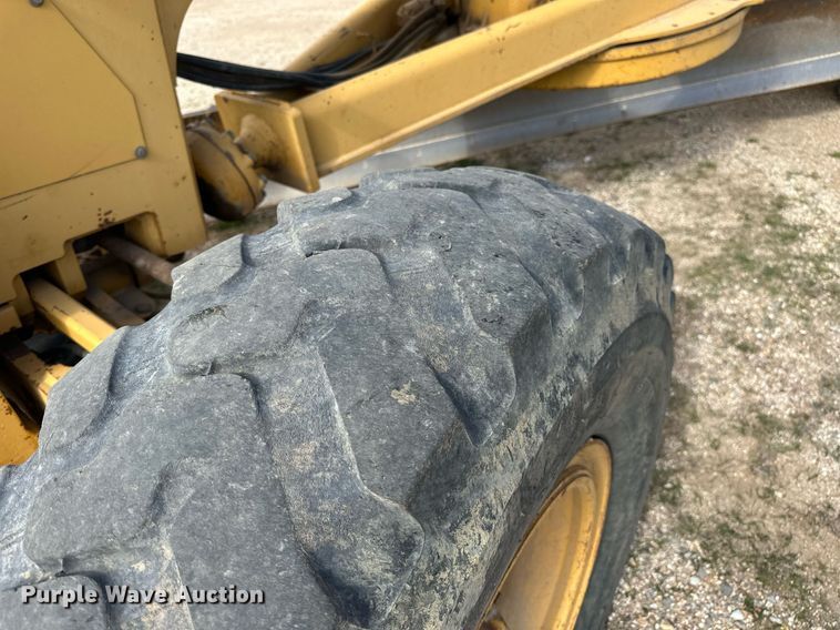 image for item DW8637 1998 John Deere 670C motor grader