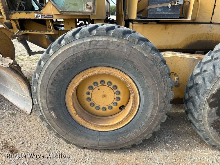 image for item DW8637 1998 John Deere 670C motor grader