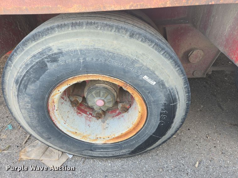 image for item DW8650 1975 Fruehauf C-35L-J3 flatbed trailer