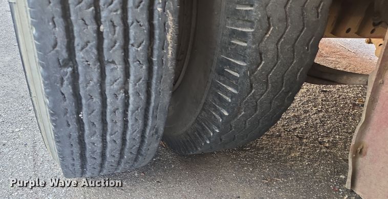 image for item DW8650 1975 Fruehauf C-35L-J3 flatbed trailer