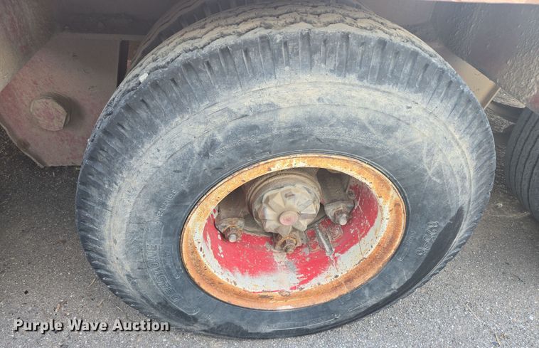 image for item DW8650 1975 Fruehauf C-35L-J3 flatbed trailer