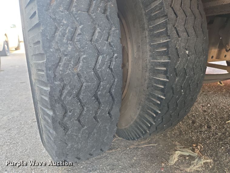 image for item DW8650 1975 Fruehauf C-35L-J3 flatbed trailer