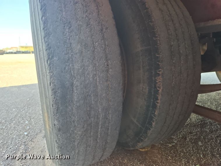 image for item DW8650 1975 Fruehauf C-35L-J3 flatbed trailer