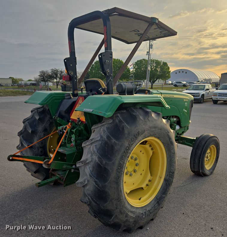 image for item DW8664 2011 John Deere 5075E tractor