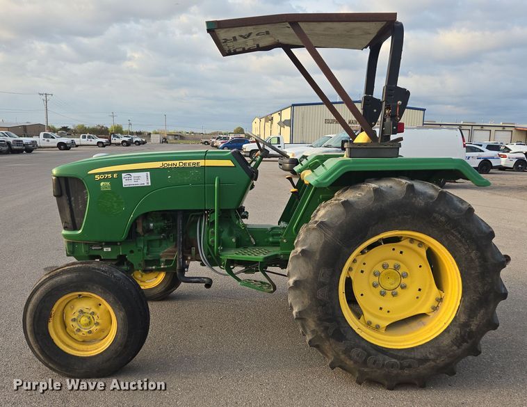 image for item DW8664 2011 John Deere 5075E tractor