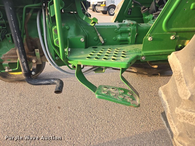 image for item DW8664 2011 John Deere 5075E tractor
