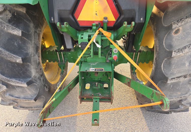 image for item DW8664 2011 John Deere 5075E tractor