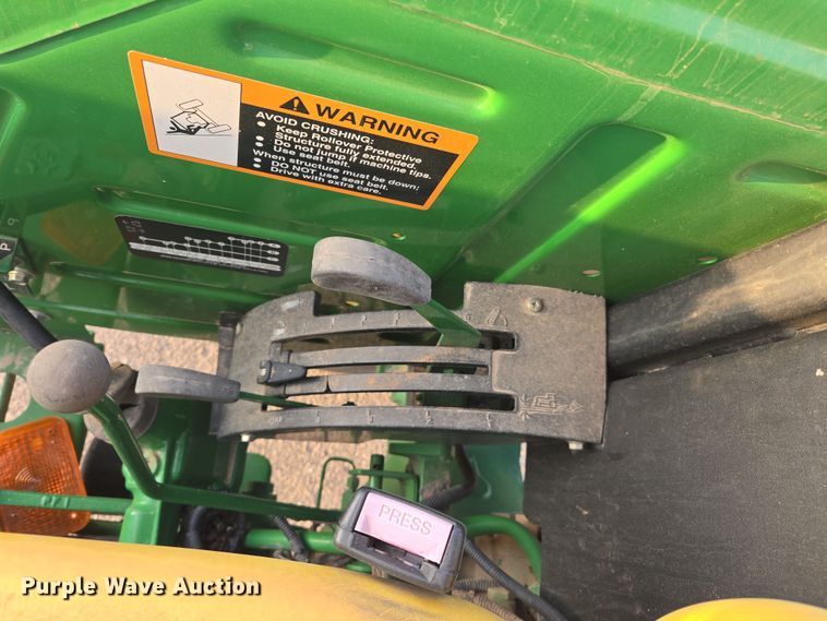 image for item DW8664 2011 John Deere 5075E tractor