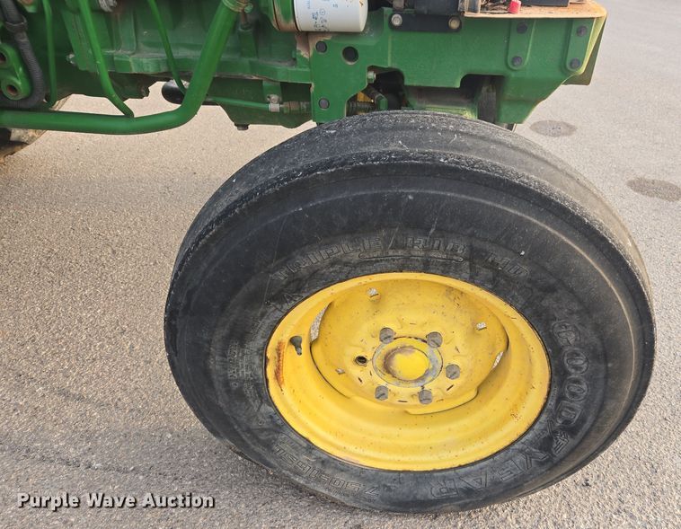 image for item DW8664 2011 John Deere 5075E tractor