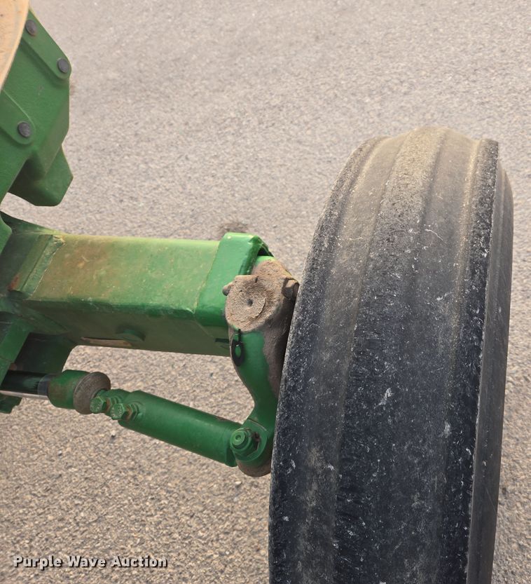 image for item DW8664 2011 John Deere 5075E tractor