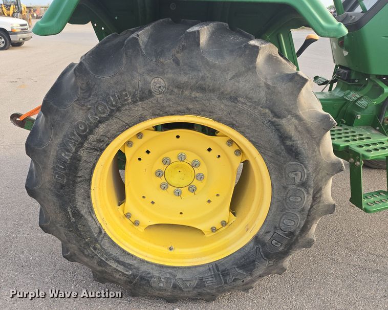 image for item DW8664 2011 John Deere 5075E tractor