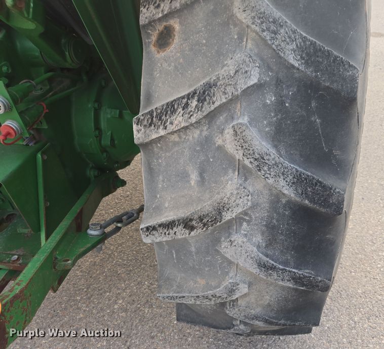 image for item DW8664 2011 John Deere 5075E tractor