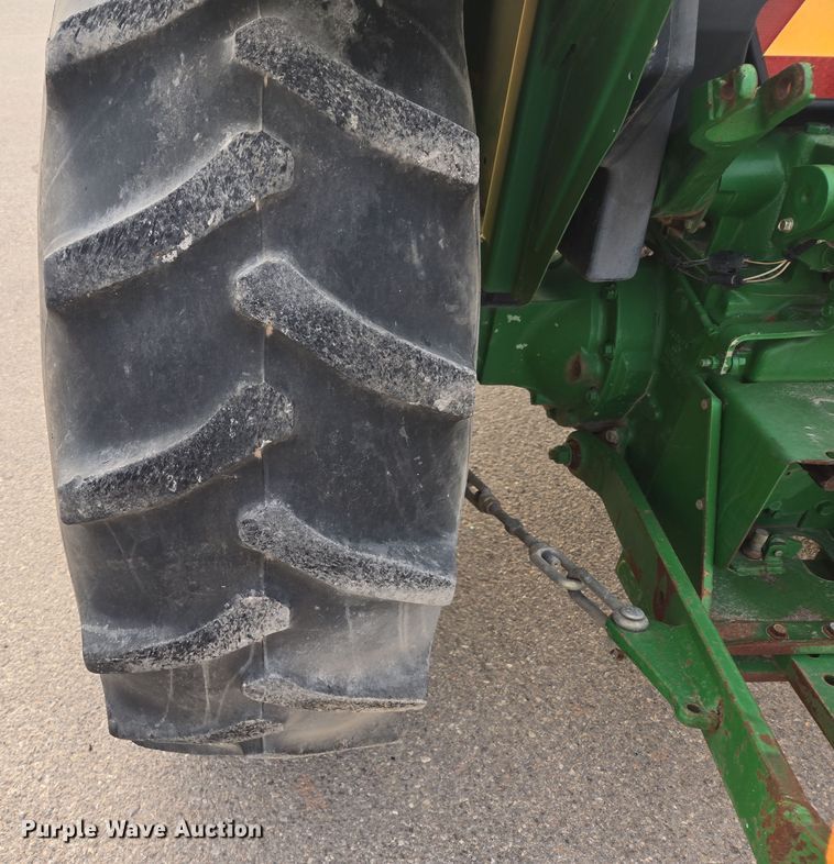 image for item DW8664 2011 John Deere 5075E tractor