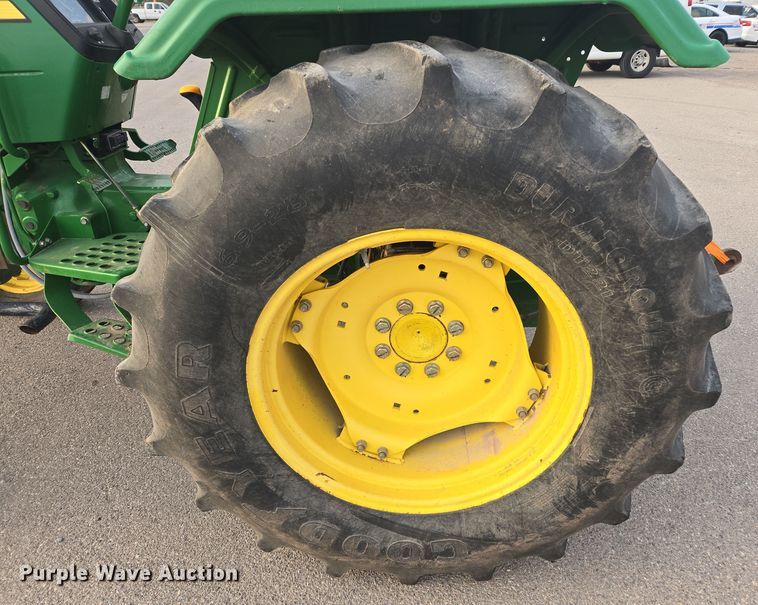 image for item DW8664 2011 John Deere 5075E tractor