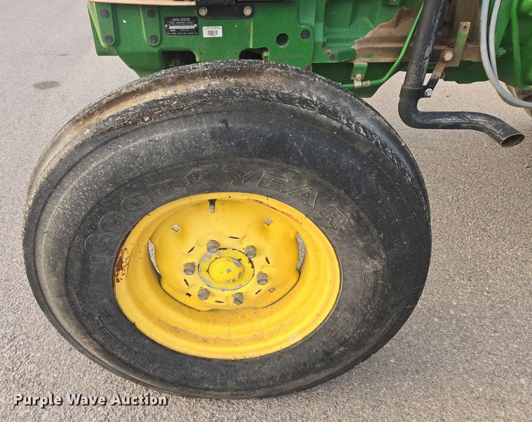 image for item DW8664 2011 John Deere 5075E tractor