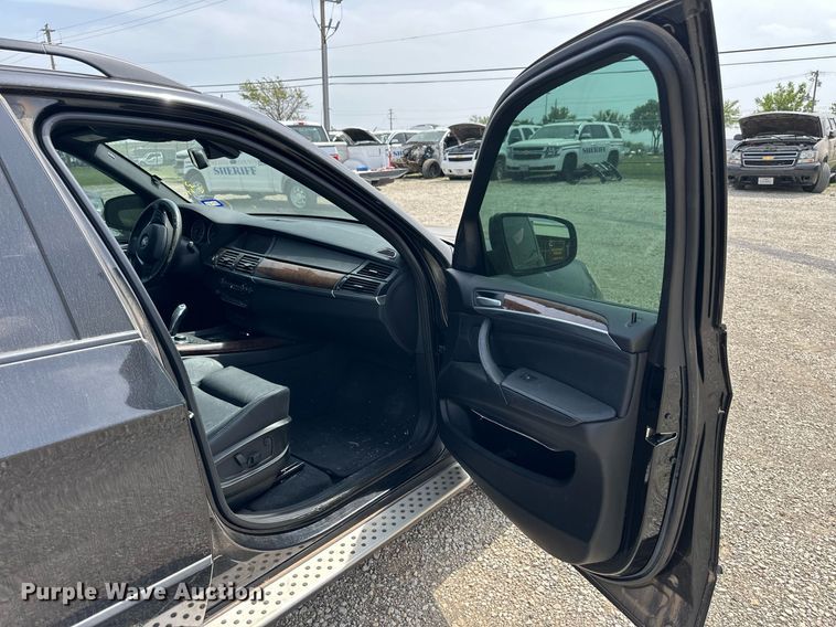 image for item DW8670 2011 BMW X5 SUV