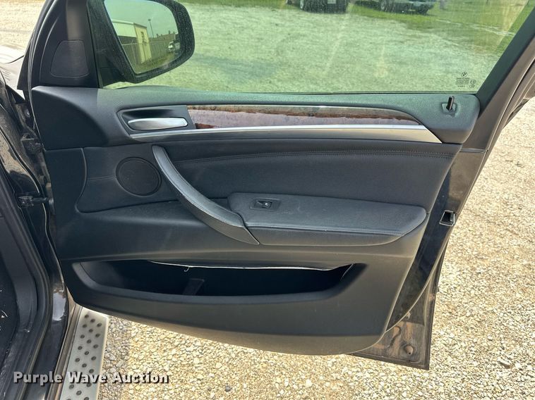 image for item DW8670 2011 BMW X5 SUV