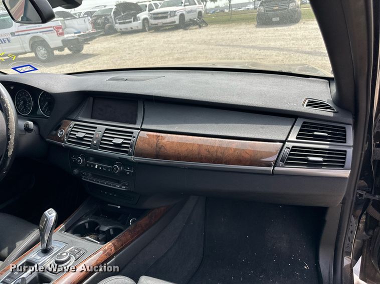 image for item DW8670 2011 BMW X5 SUV