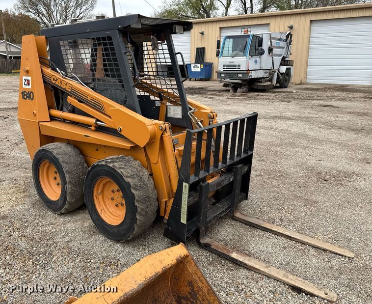 image for item ED4205 2001 Case 1840 skid steer loader
