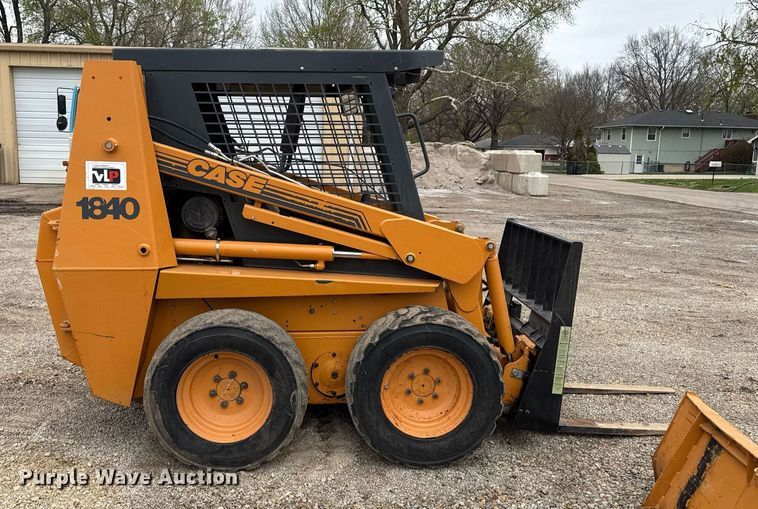 image for item ED4205 2001 Case 1840 skid steer loader