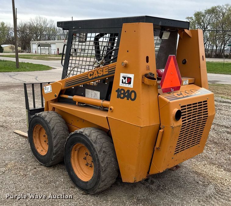 image for item ED4205 2001 Case 1840 skid steer loader