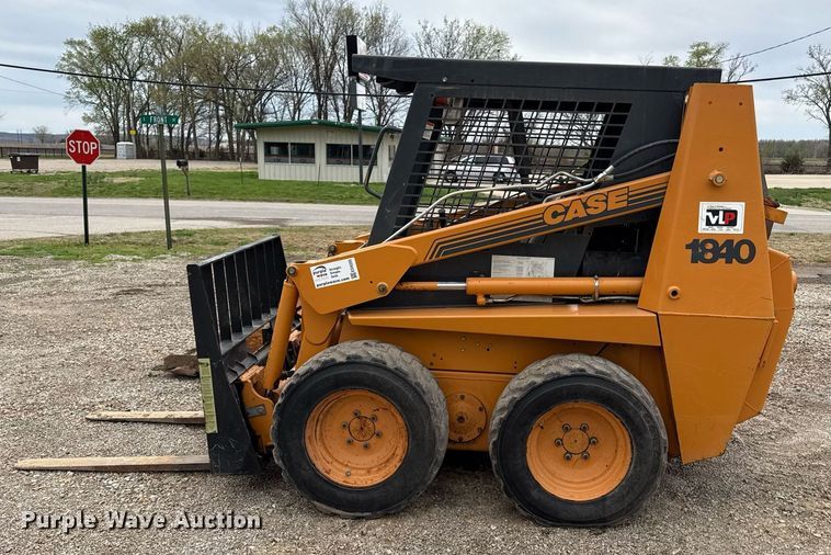 image for item ED4205 2001 Case 1840 skid steer loader