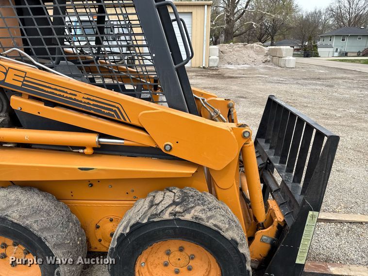 image for item ED4205 2001 Case 1840 skid steer loader