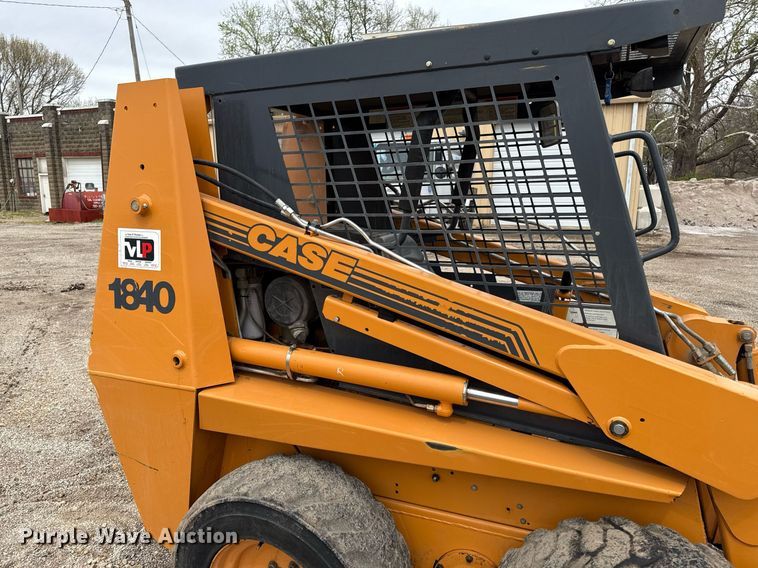 image for item ED4205 2001 Case 1840 skid steer loader