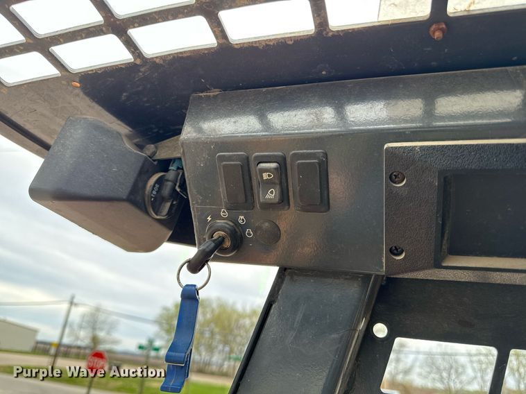 image for item ED4205 2001 Case 1840 skid steer loader