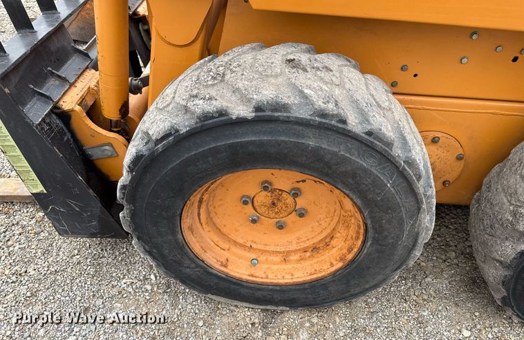 image for item ED4205 2001 Case 1840 skid steer loader