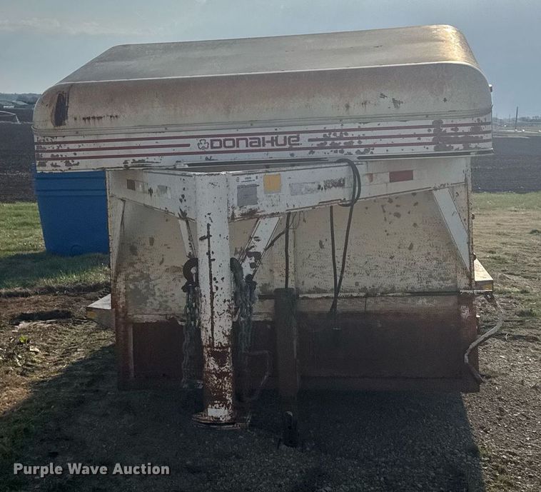 image for item EG6239 2001 Donahue livestock trailer
