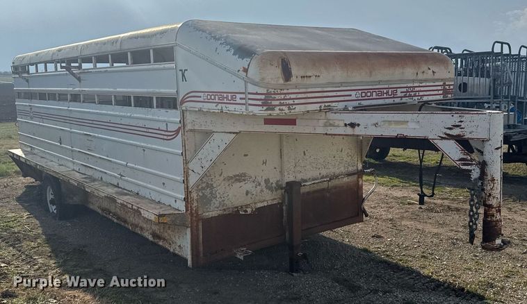image for item EG6239 2001 Donahue livestock trailer