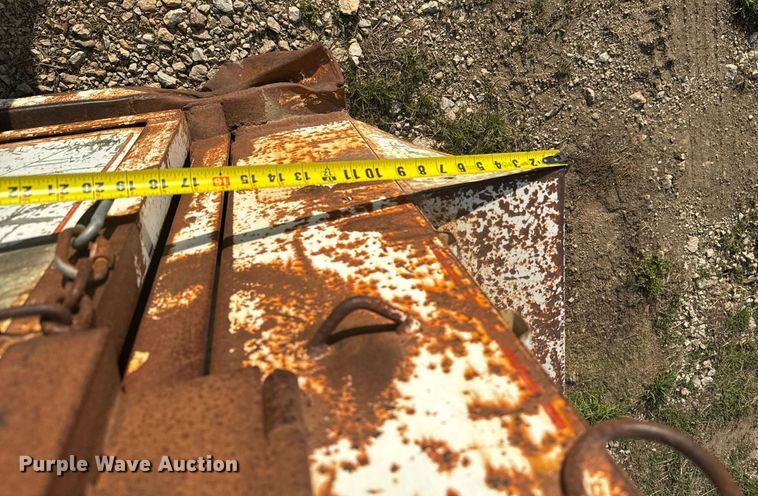 image for item EG6239 2001 Donahue livestock trailer