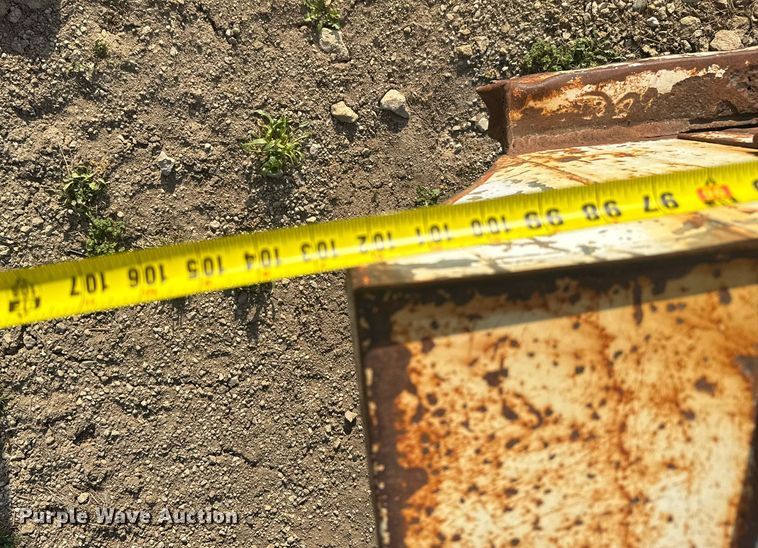 image for item EG6239 2001 Donahue livestock trailer