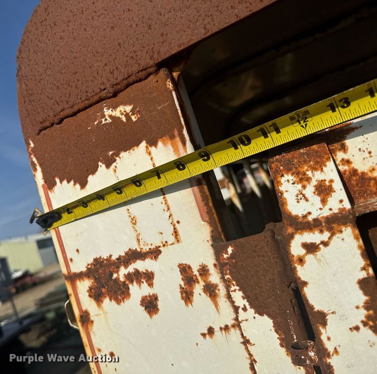 image for item EG6239 2001 Donahue livestock trailer