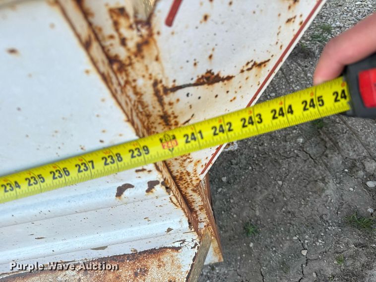 image for item EG6239 2001 Donahue livestock trailer