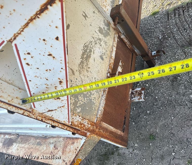 image for item EG6239 2001 Donahue livestock trailer