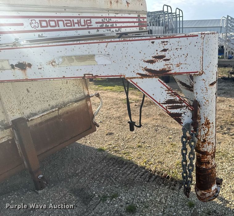 image for item EG6239 2001 Donahue livestock trailer