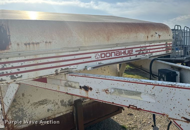 image for item EG6239 2001 Donahue livestock trailer