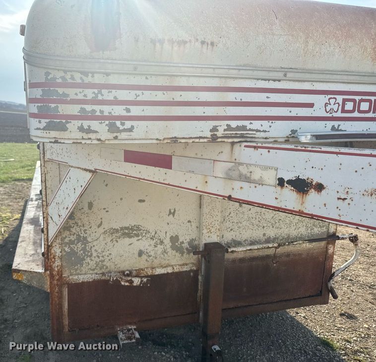 image for item EG6239 2001 Donahue livestock trailer