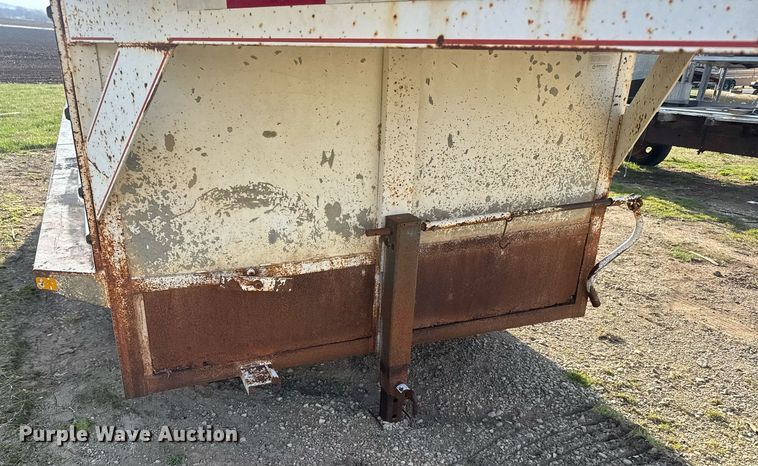 image for item EG6239 2001 Donahue livestock trailer